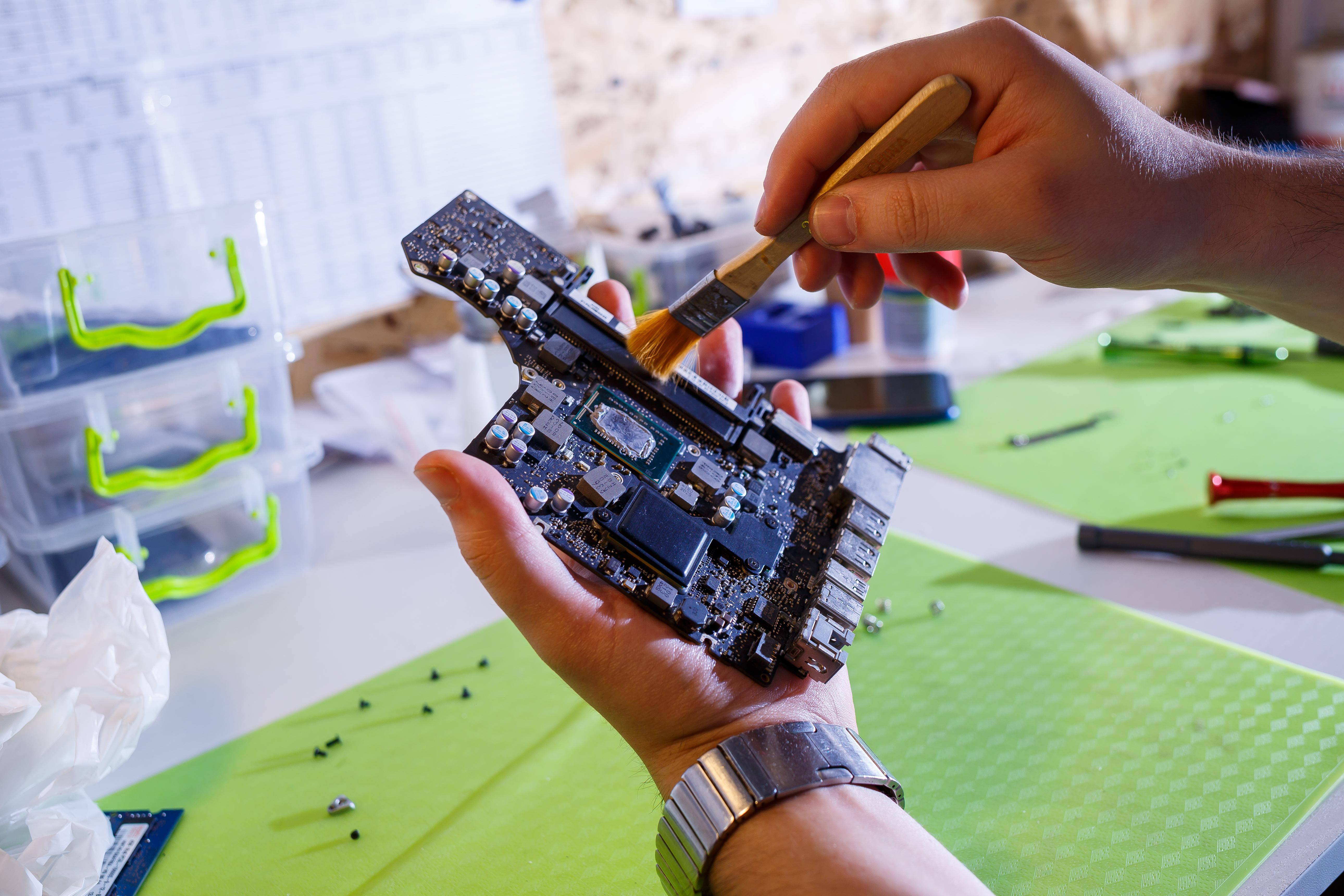 Advantages of E-Waste Refurbishment Service